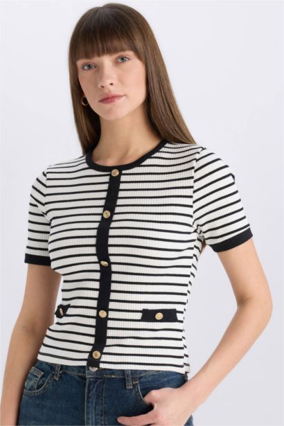 Slim Fit Dar Kesim Bisiklet Yaka Çizgili Smart Fitilli Kaşkorse Düğmeli Kısa Kollu Tişört