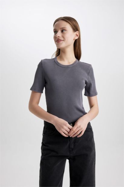 تيشيرت نص كم سليم فيت مضلع برقبة مستديرة