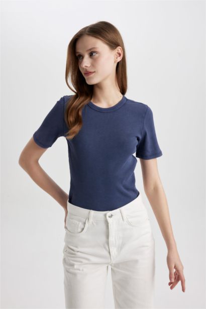 تيشيرت نص كم سليم فيت مضلع برقبة مستديرة