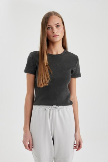 تيشيرت نص ردن مضلع مخصر بياخة مستديرة