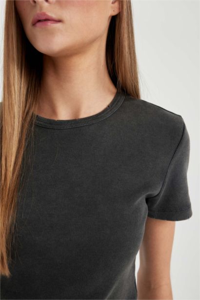 تيشيرت نص ردن مضلع مخصر بياخة مستديرة