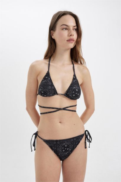 كلوت بكيني مطبوع قصة عادية من Fall In Love