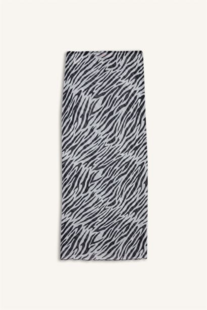 تنورة بحر تول قصة عادية من Fall in Love