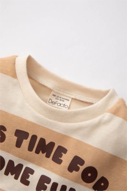 تي شيرت ولادي ردن طويل بطبعة شعار قصة عادية - قطعتين