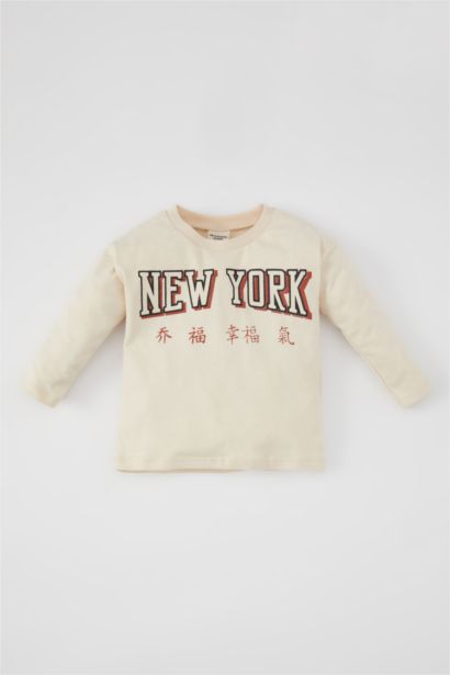 تيشيرت بريميوم ولادي كم طويل بطبعة شعار وقصة عادية