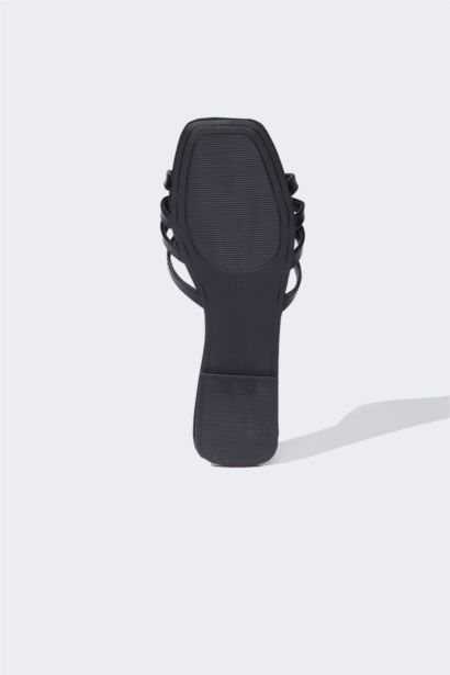 صندالة جلد صناعي بكعب مسطح سليب أون