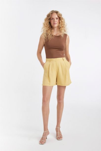 شورت قصير كتان بجيب وخصر عالي