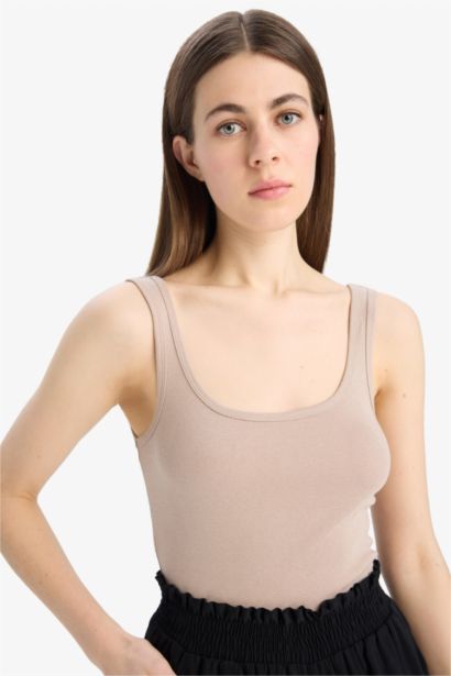 Slim fit футболка без рукавов с круглым вырезом и из ребристой ткани