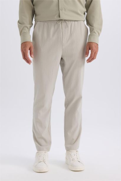 بنطرون قماش صيفي قصة مريحة ورجل عادي