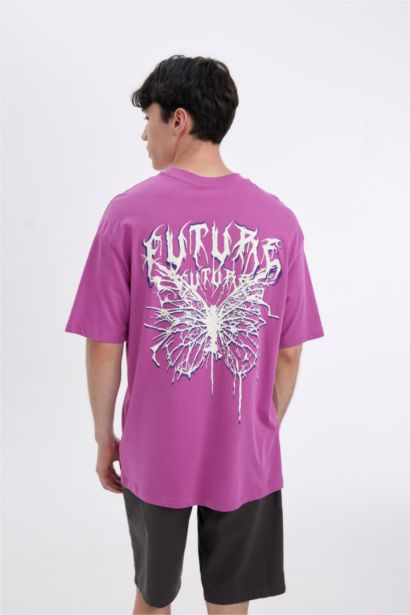 تيشيرت قصة مريحة برقبة مستديرة وطبعة من الخلف