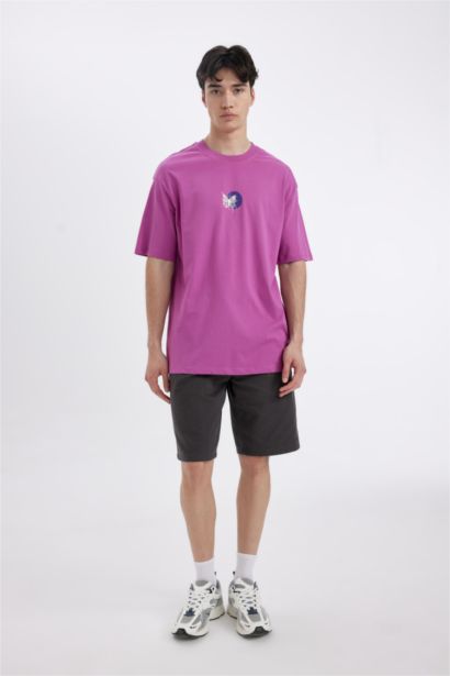 تيشيرت قصة مريحة برقبة مستديرة وطبعة من الخلف