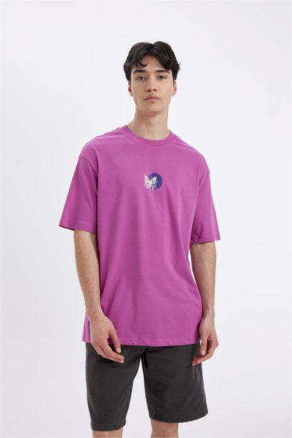 تيشيرت قصة مريحة برقبة مستديرة وطبعة من الخلف