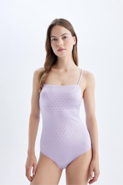 مايوه بحمالات رفيعة قصة عادية