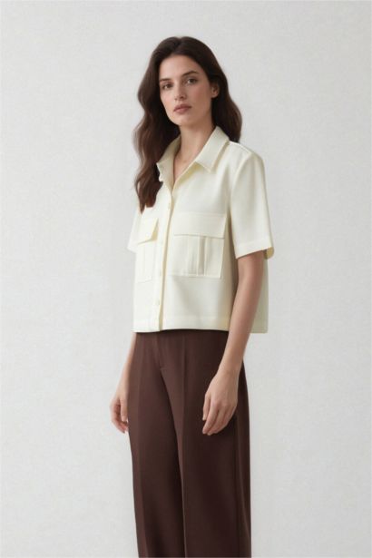 Chemise courte à manches courtes et poches