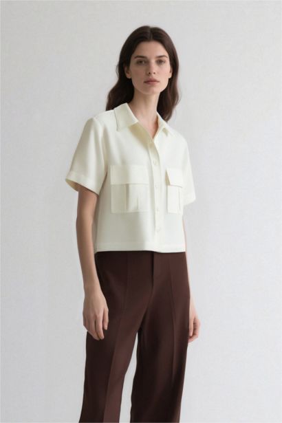 Chemise courte à manches courtes et poches