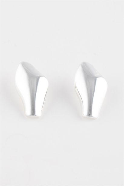 حلقات أذن نسائية فضية