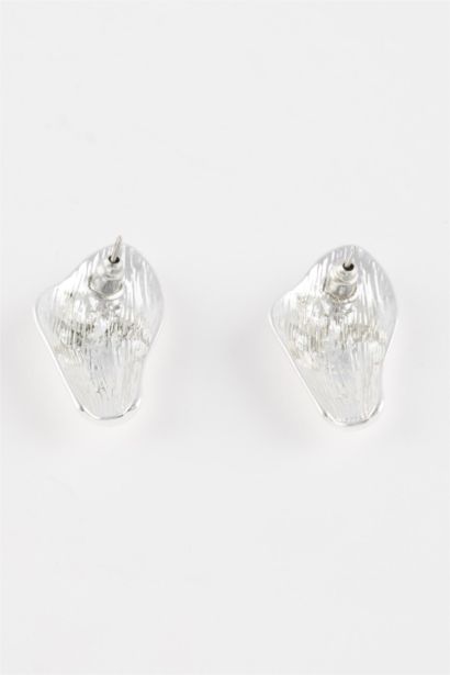 حلقات أذن نسائية فضية