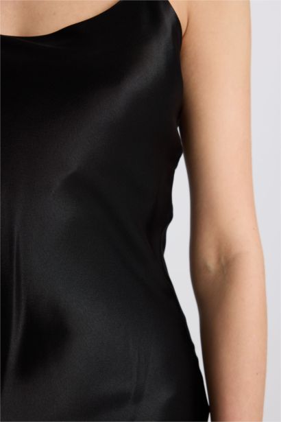 Платье-макси облегающее без рукавов из атласа с вырезом декольте