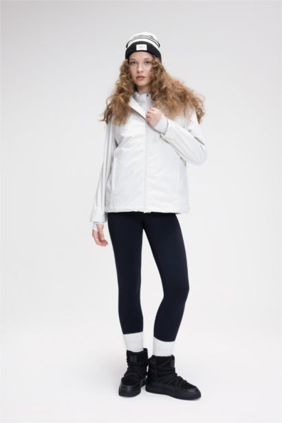 جاكيت سوفتشيل قصة عادية بكابيشون وتر برووف من DeFactoFit