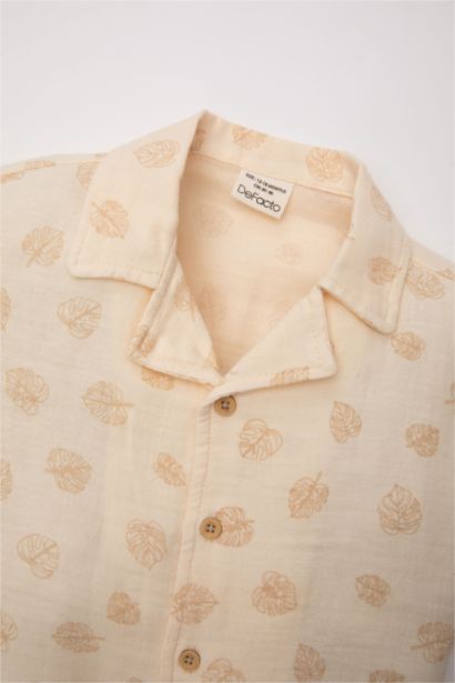 طقم ولادي شورت وقميص موسلين برقبة عالية - قطعتين