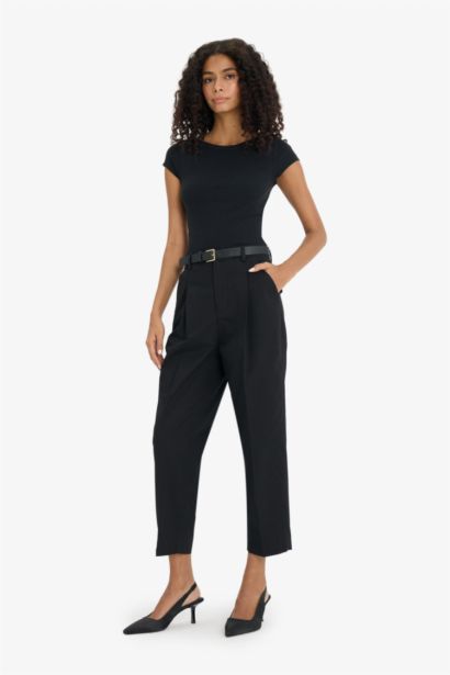 Pantalon taille haute à ceinture et poches Coupe carotte