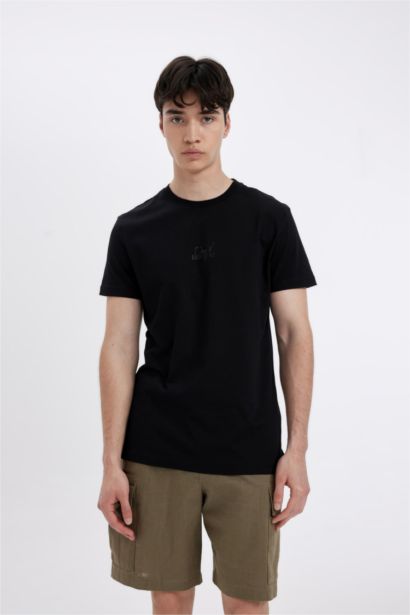 تيشيرت سليم فيت أسود مطبوع برقبة مستديرة