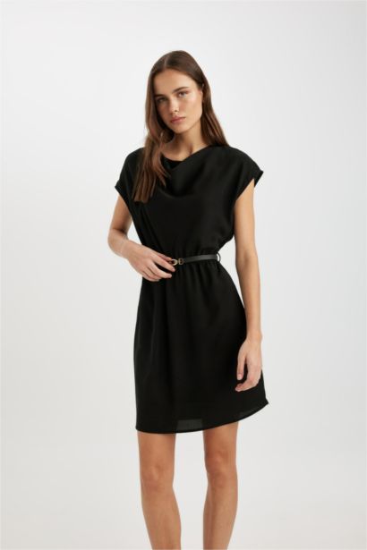 فستان قصير نص كم كريب بدون كم برقبة مع طيات