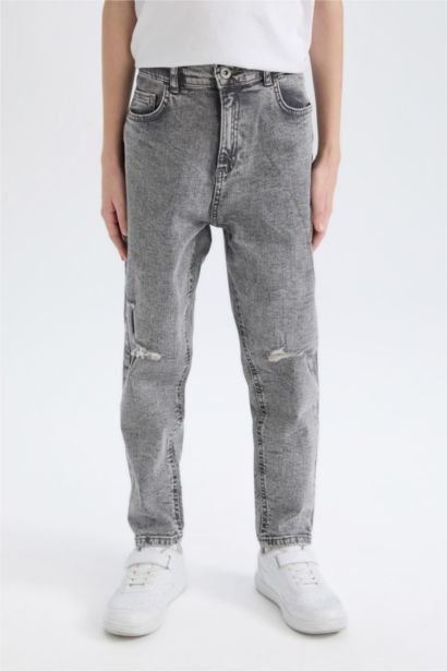 بنطلون جينز اولادي بالون فيت بتفاصيل ممزقة ورجل عادي