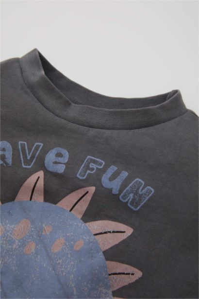 سيت ولادي شورت وتيشيرت بطبعة ديناصور - قطعتين