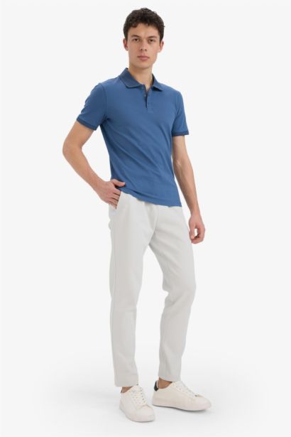 سروال قصة عادية برجل عادي