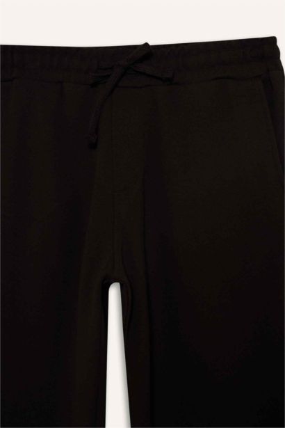 بنطلون قصة عادية ورجل عادية