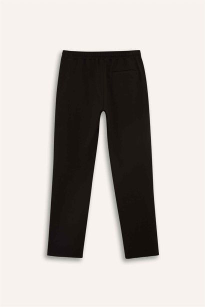 بنطلون قصة عادية ورجل عادية