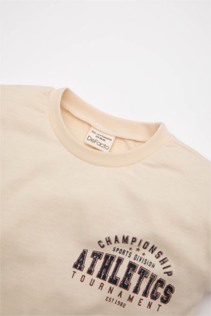 طقم ولادي تيشيرت وشورت بطبعة شعار - قطعتين