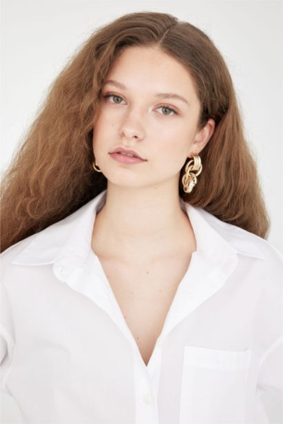 Woman Dangle Gold Earrings