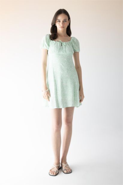 فستان قصير فلورال فيسكوز بياقة قلب