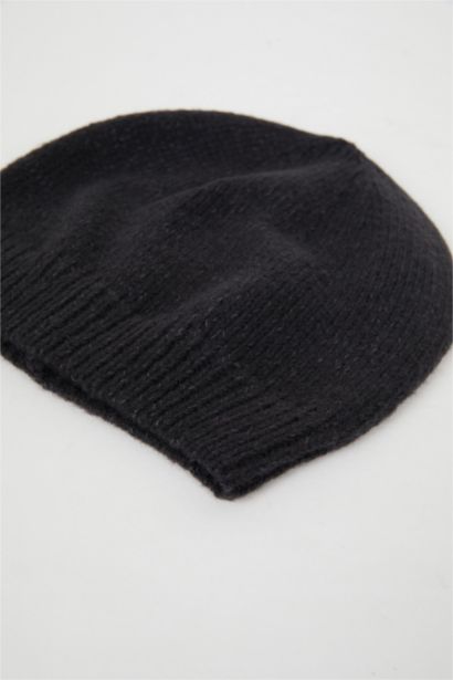 Man Basic Knitted Beanie