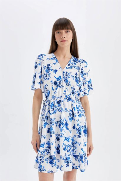 فستان قصير نص كم مطبوع وياقة متقاطعة