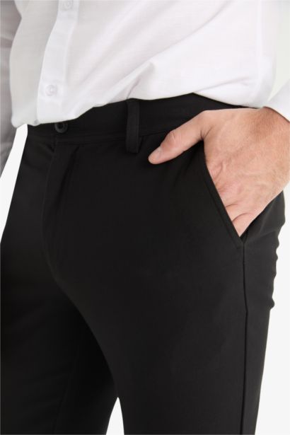 Брюки Tailored Fit с прямыми штанинами, которые тянутся в любом направлении