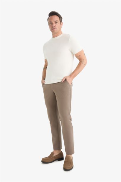 Брюки Tailored Fit с прямыми штанинами, которые тянутся в любом направлении