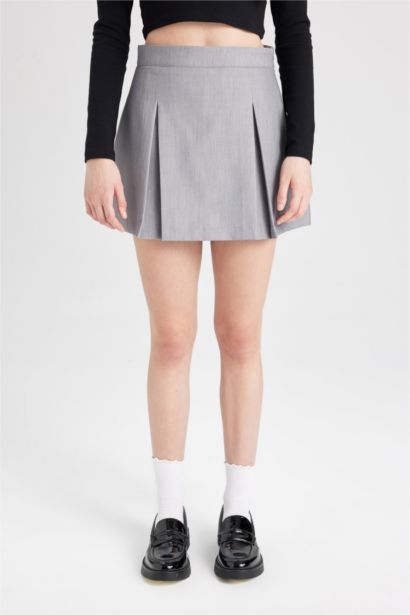 تنورة شورت قصيرة سادة بخصر عالي وبطانة قطنية