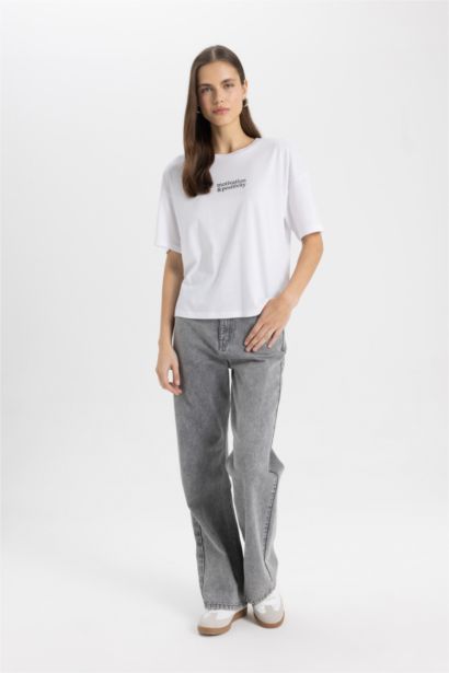 تي شيرت نص كم بطبعة شعار قصة مريحة وياقة مستديرة