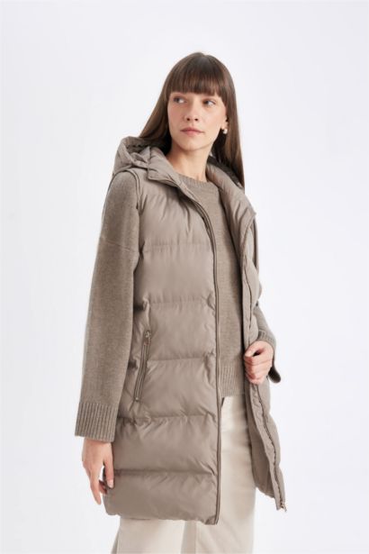 Жилет стандартного кроя с капюшоном