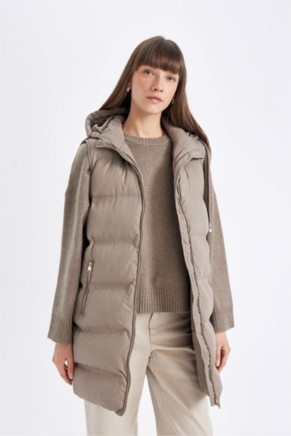 Жилет стандартного кроя с капюшоном