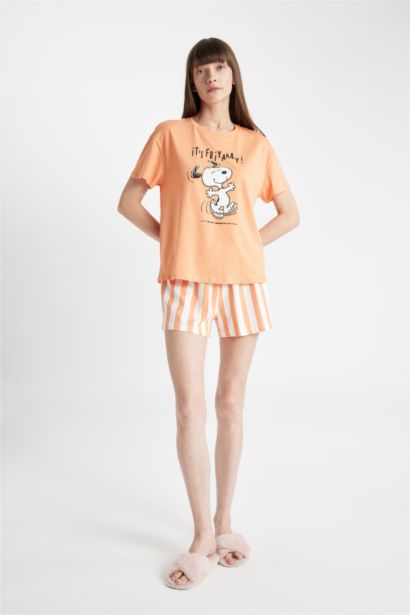 Ensemble Pyjama T-shirt à col rond et short rayé de Fall in Love