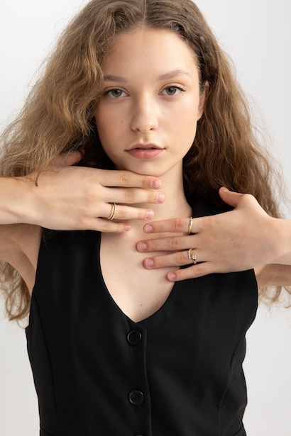 Woman 5 Piece Gold Rings
