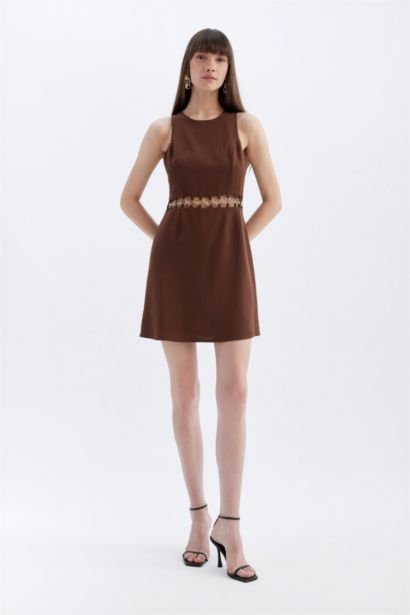 فستان ميدي بقصة A بياخة مدورة بدون ردن