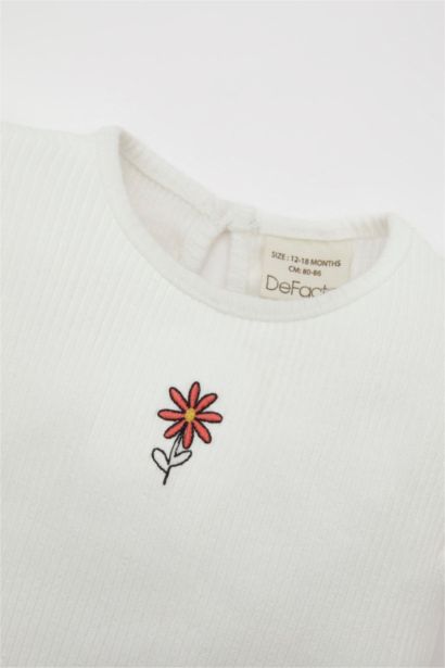 طقم بناتي تي شيرت بنقشة الزهور وتنورة - قطعتين