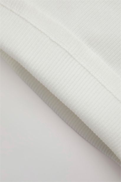 طقم بناتي تي شيرت بنقشة الزهور وتنورة - قطعتين