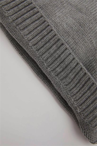 بلوفر ولادي بطبعة حروف قصة عادية