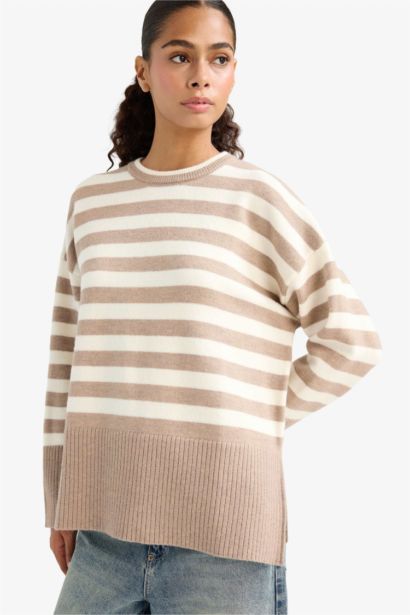 Трикотажный свитер Oversize с широким кроем и круглым вырезом